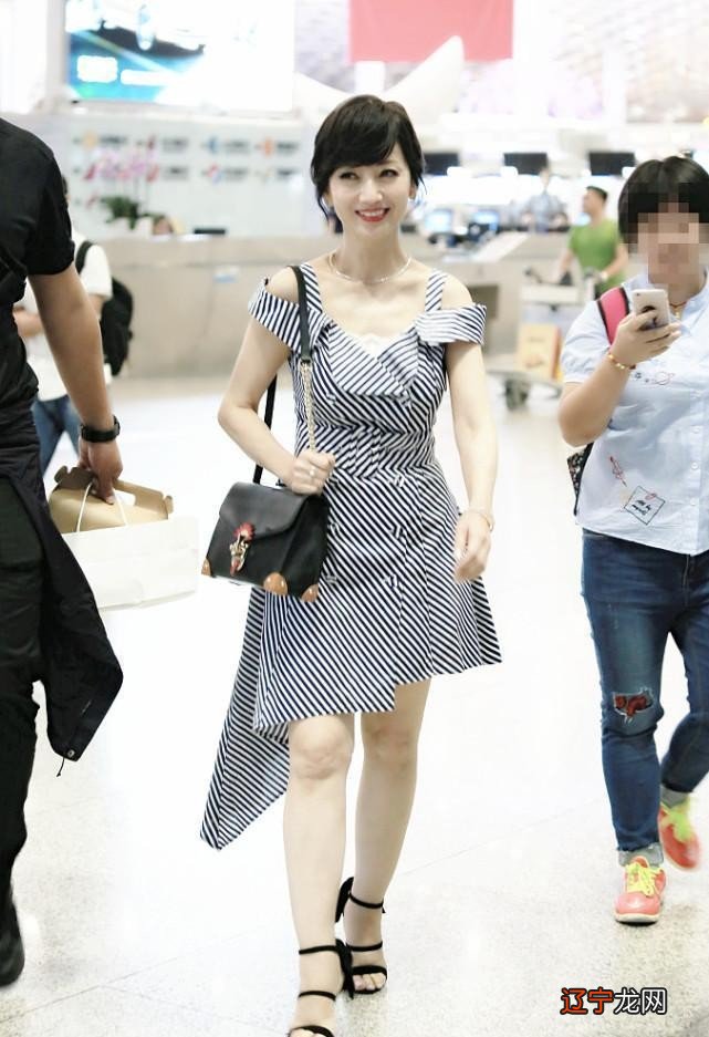 赵雅芝一把年纪还露肩,精致身形果然是资本,看着还像小姑娘