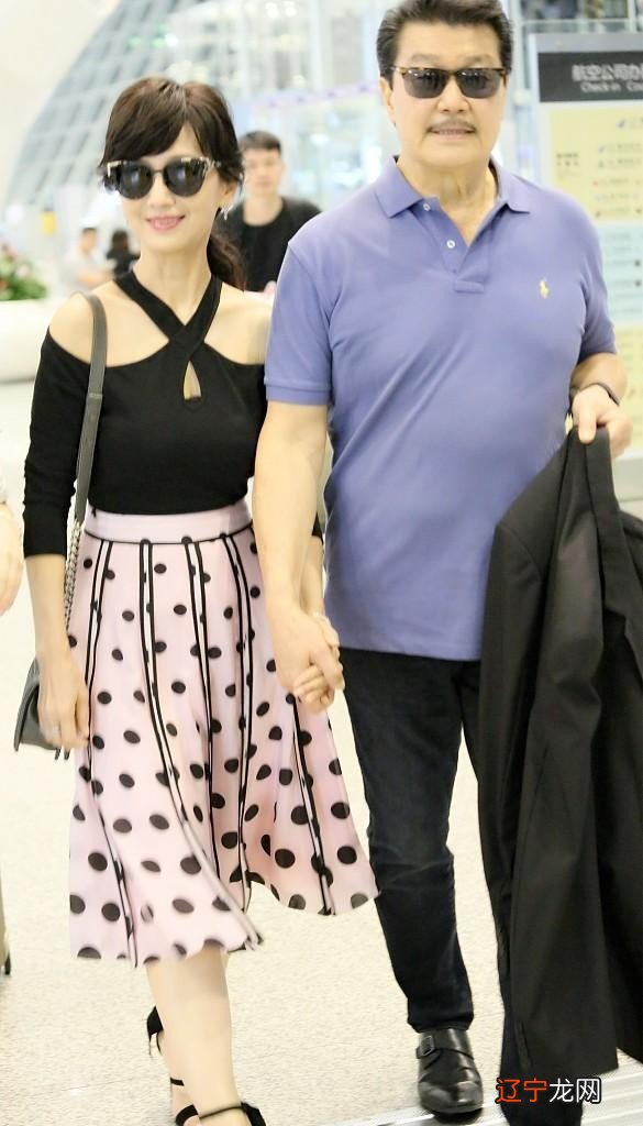 赵雅芝一把年纪还露肩，精致身形果然是资本，看着还像小姑娘