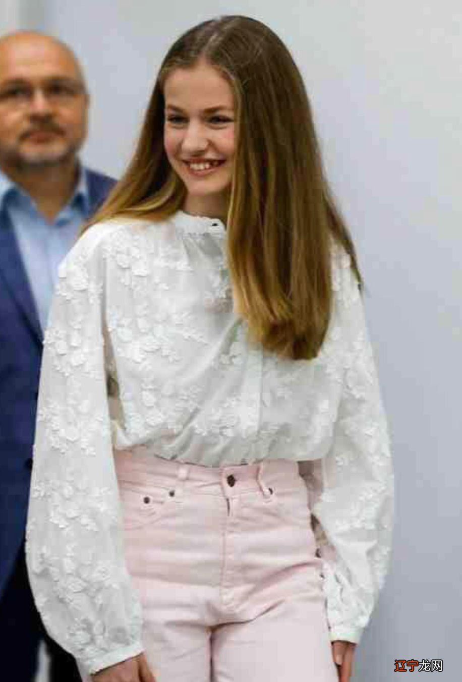 西班牙公主还有婴儿肥，175穿衬衫+牛仔裤比例出众，气质也变成熟