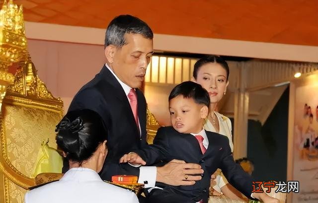 泰王洗牌后宫佳丽恩宠，晒照庆贺苏提达纪念日，行宫海报安抚储妃