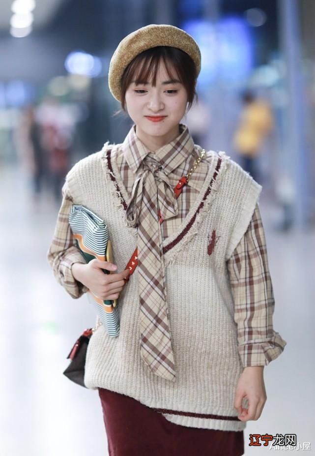 沈月成学院风代言人，虽然身材娇小，但穿半裙套装还挺俏皮