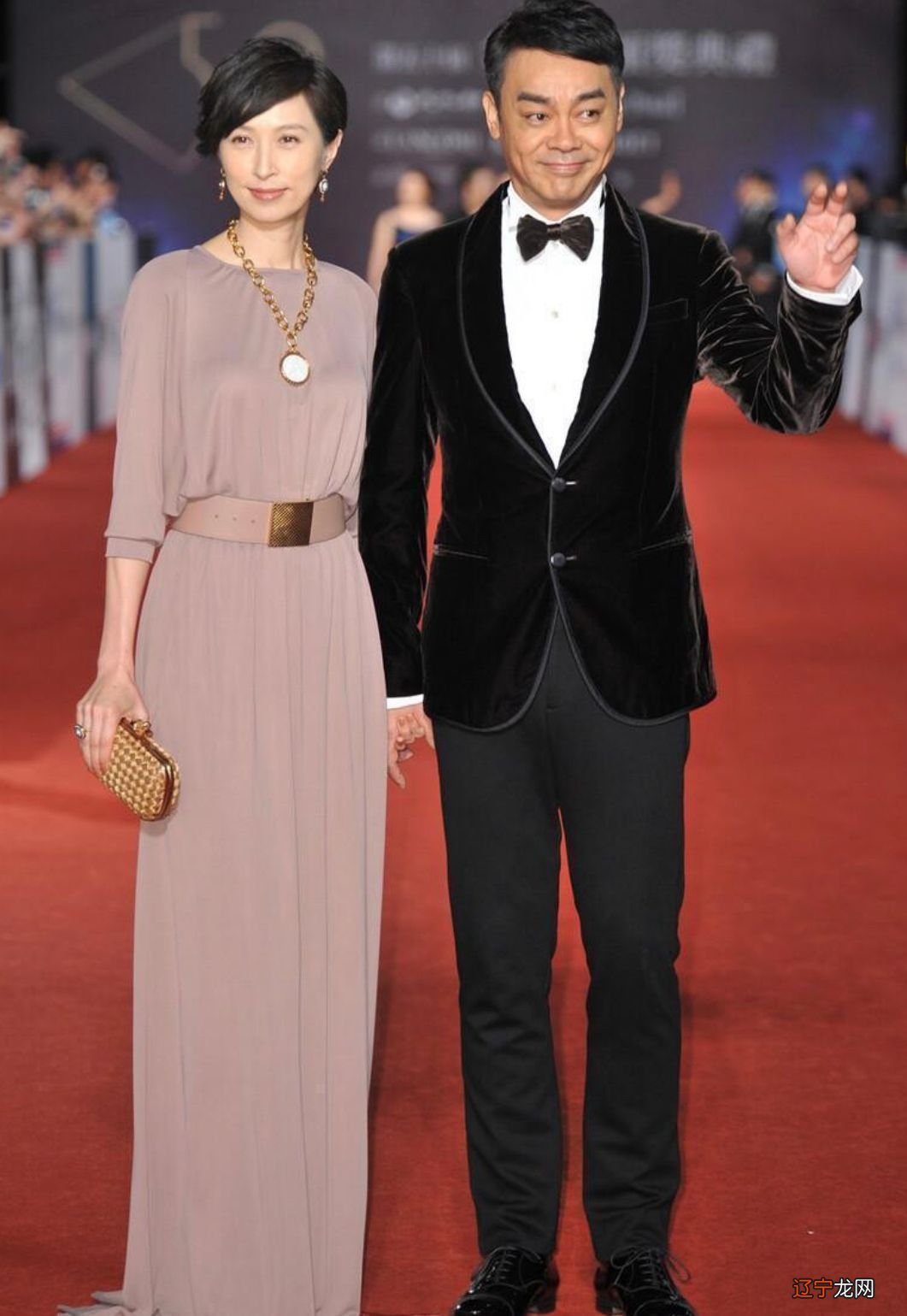 刘青云夫妇牵手亮相，郭蔼明穿“香芋奶茶裙”优雅迷人，气质真好