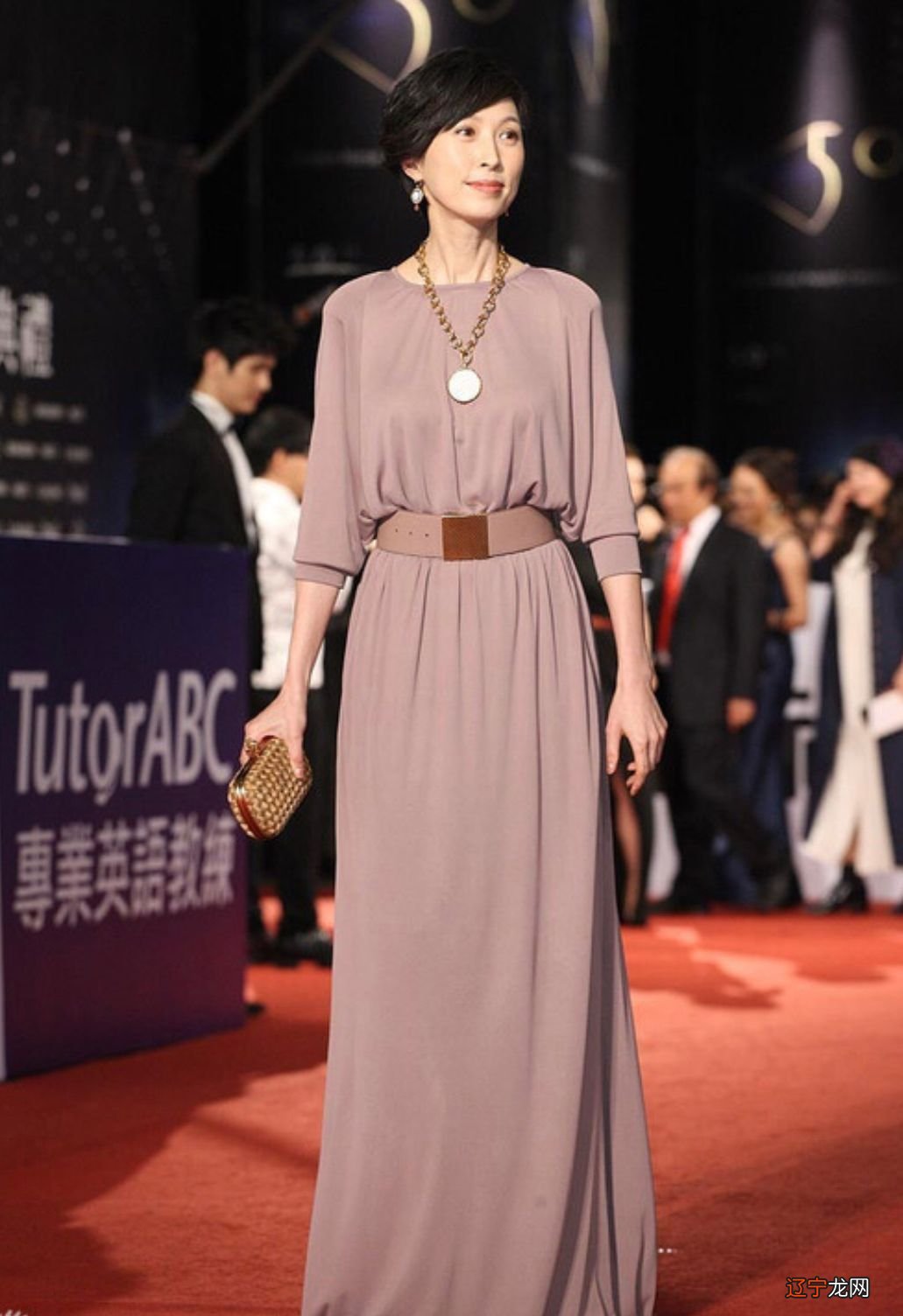 刘青云夫妇牵手亮相，郭蔼明穿“香芋奶茶裙”优雅迷人，气质真好