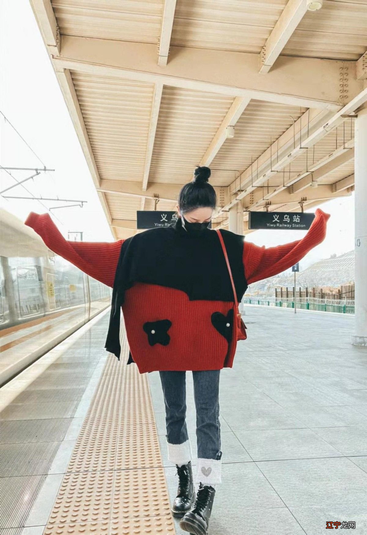 甜美风还得看陈小纭，粉嫩开衫配高腰裤不显做作，32岁甜而不腻