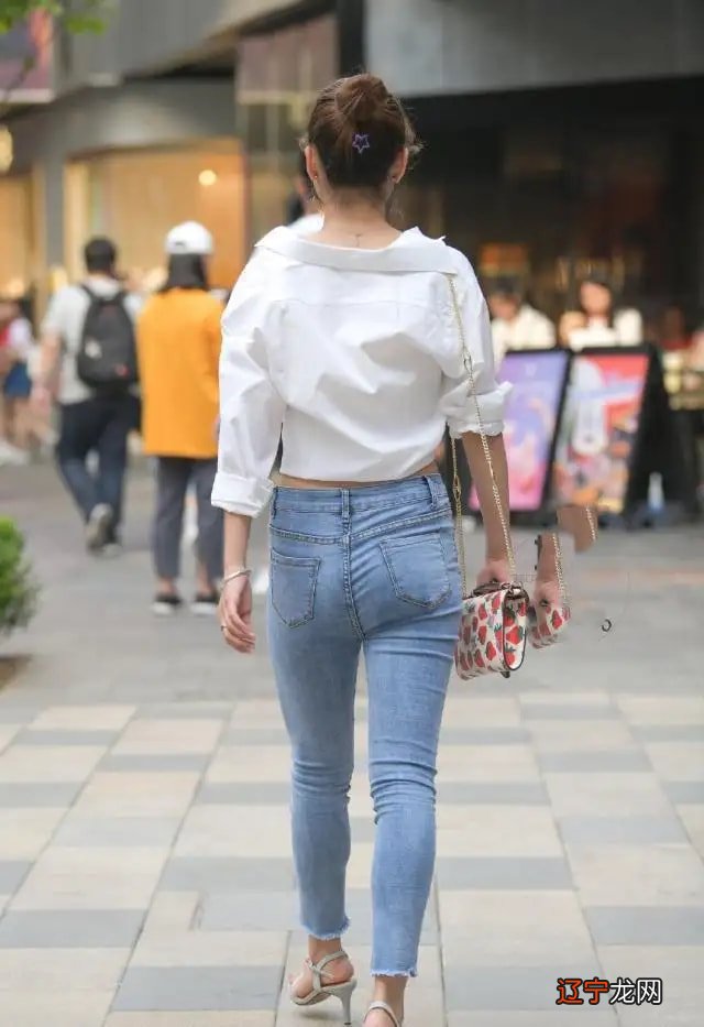 50岁之后,建议女人少穿这“3裙3裤”,显廉价还不得体