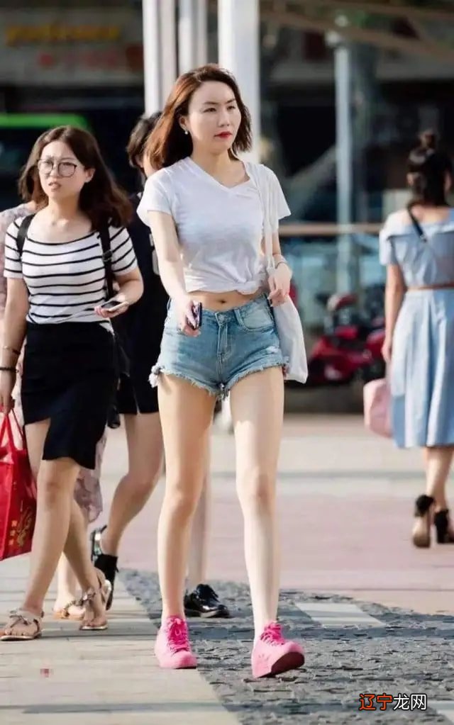 50岁之后,建议女人少穿这“3裙3裤”,显廉价还不得体