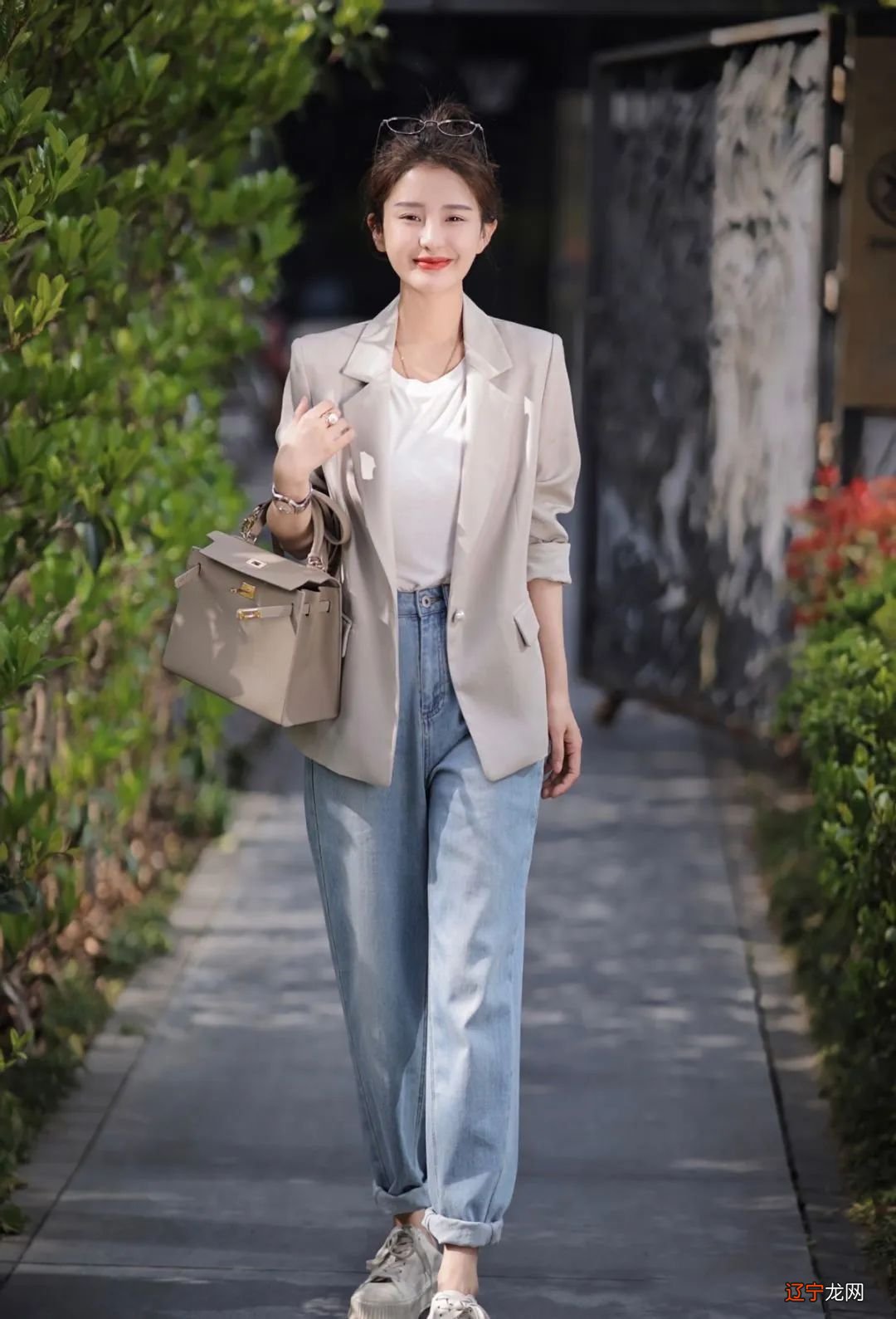 上了年纪的女人穿搭不宜太花俏，简约色＋基础款，穿搭照样很出众