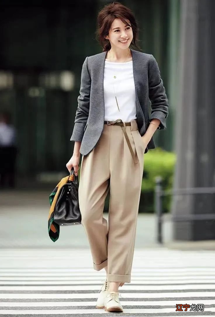 上了年纪的女人穿搭不宜太花俏，简约色＋基础款，穿搭照样很出众
