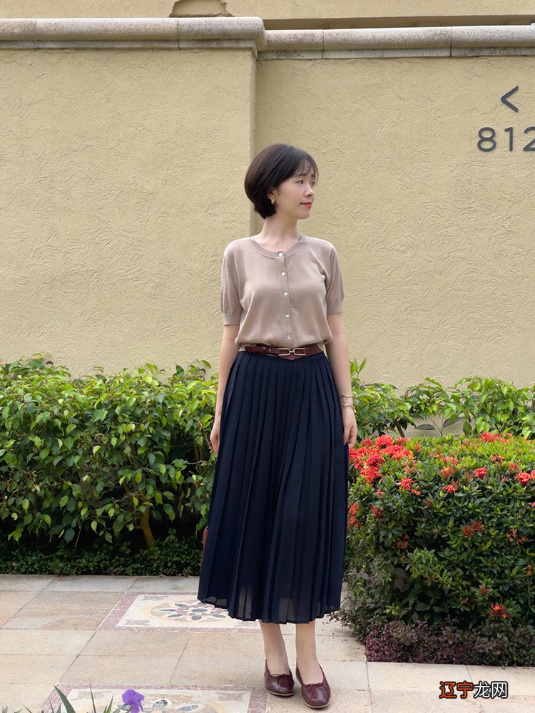 再强调一次：穿针织开衫真的很美！今年流行绿色＋蓝色，精致时髦