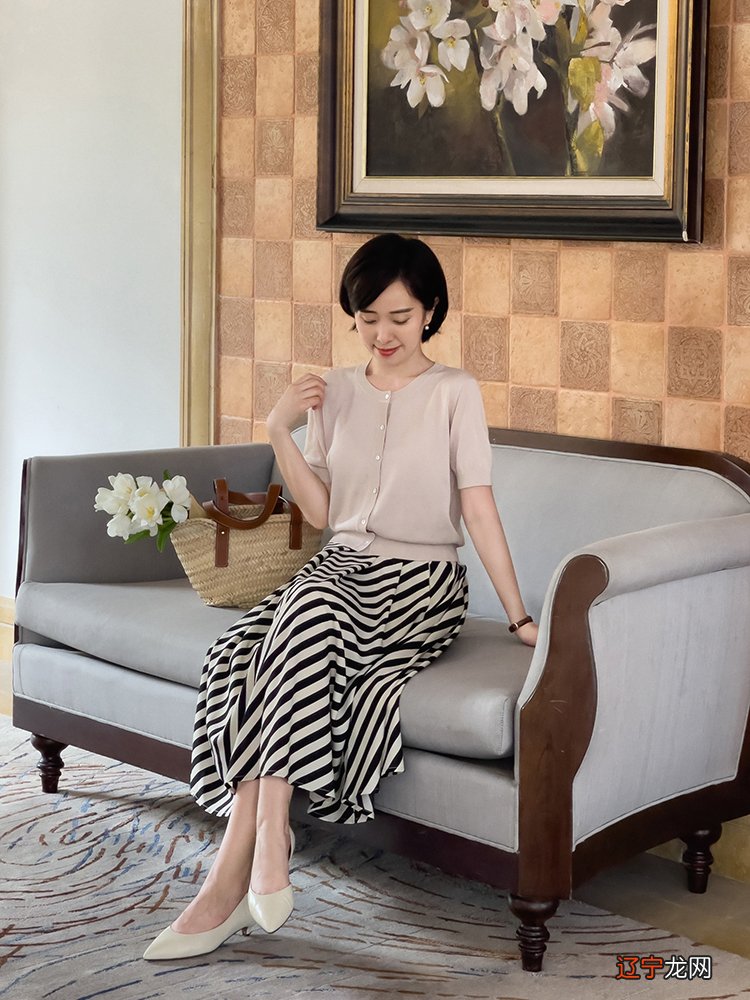 再强调一次：穿针织开衫真的很美！今年流行绿色＋蓝色，精致时髦