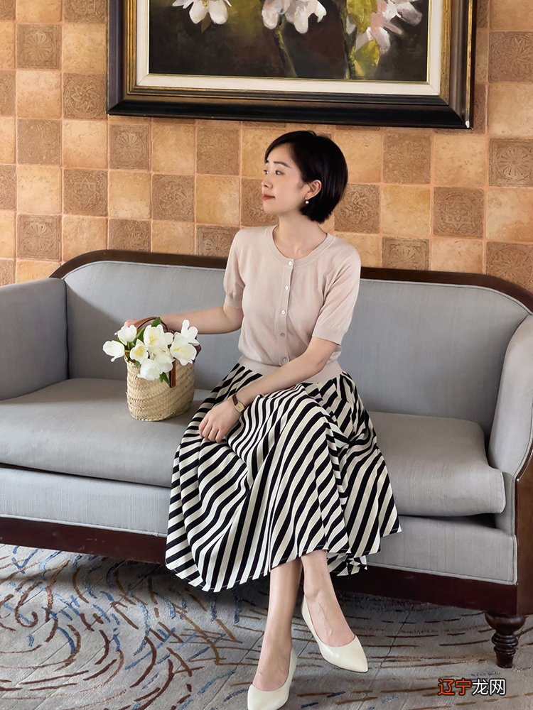 再强调一次：穿针织开衫真的很美！今年流行绿色＋蓝色，精致时髦