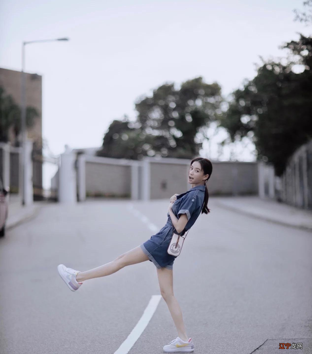 ?何超莲不愧是时髦千金，穿半身裙配渔网鞋，腿型真能hold住