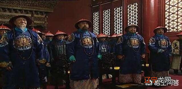 《雍正王朝》里八王议政时,老十三躺在担架上为何还能控制兵权?你怎么看?