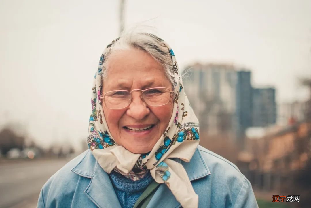 俄罗斯的老年人文化：青睐印花和格纹，钟情于印花和套裙