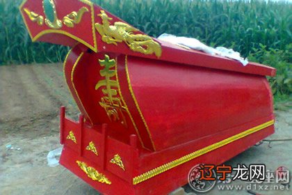 棺材一旦起棺,就不能中途放下,否则加十人也抬不起来 棺材