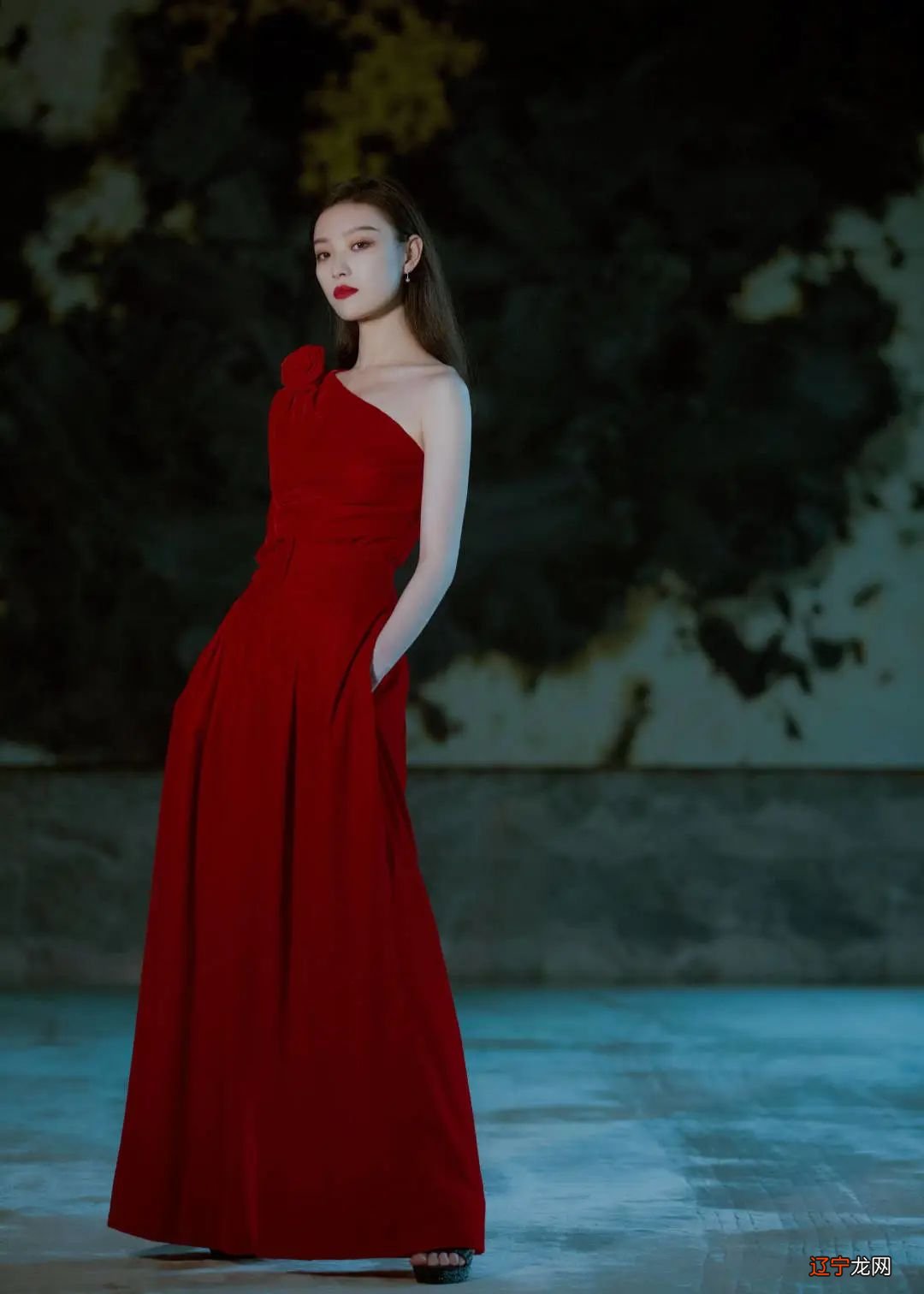 叶倩文一袭红裙,把我拉回最美好的港风年代
