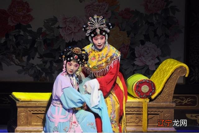 梦到猫和鱼一起养在水里 梦见鱼从水里跳出来被猫吃