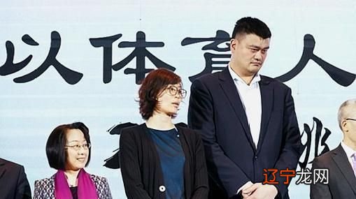 姚明1米9妻子真有范,打扮优雅似超模,素颜接地气让人忽视不了
