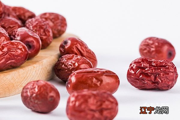 红枣为什么要炒黑再泡水喝 红枣炒黑泡水喝的功效