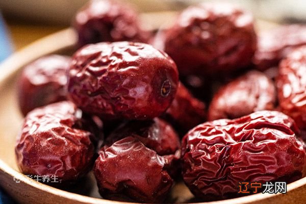 红枣为什么要炒黑再泡水喝 红枣炒黑泡水喝的功效