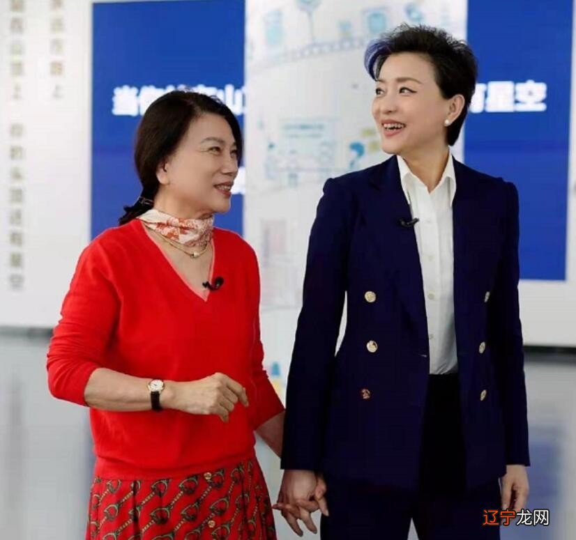 被董明珠衣品惊艳了，红毛衣配印花裙时髦开挂，值得中年女性借鉴