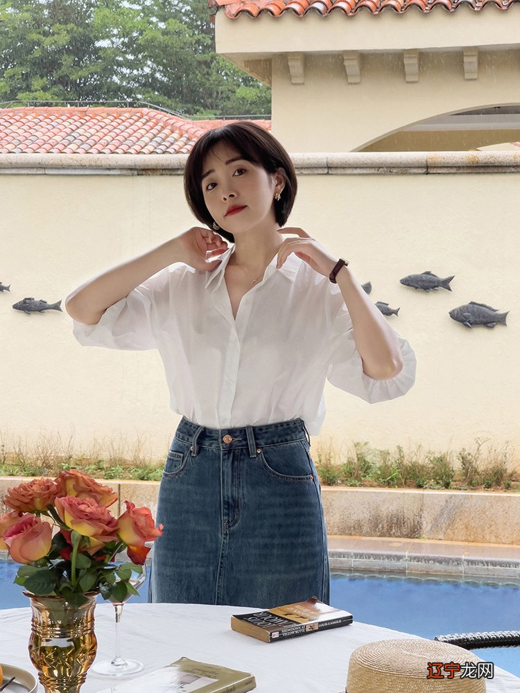 夏日穿搭，一件“衬衫”就能搞定，搭配半身裙或者牛仔裤，超好看