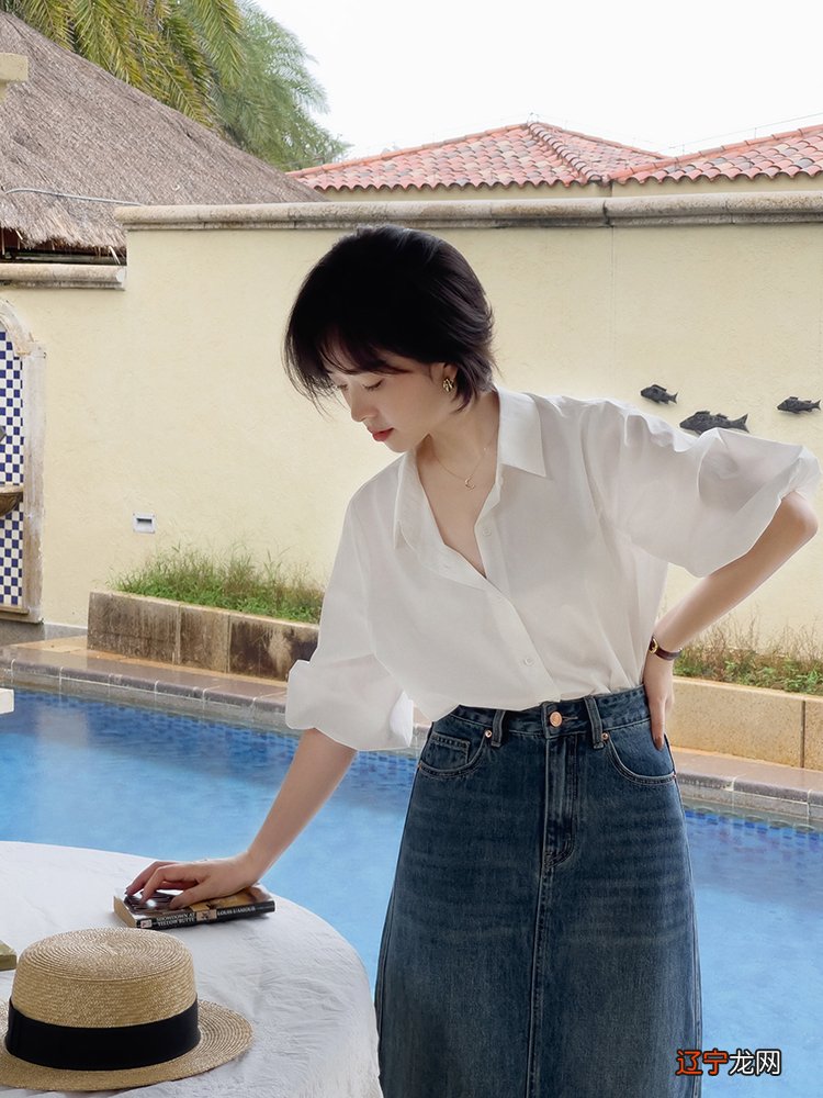 夏日穿搭，一件“衬衫”就能搞定，搭配半身裙或者牛仔裤，超好看