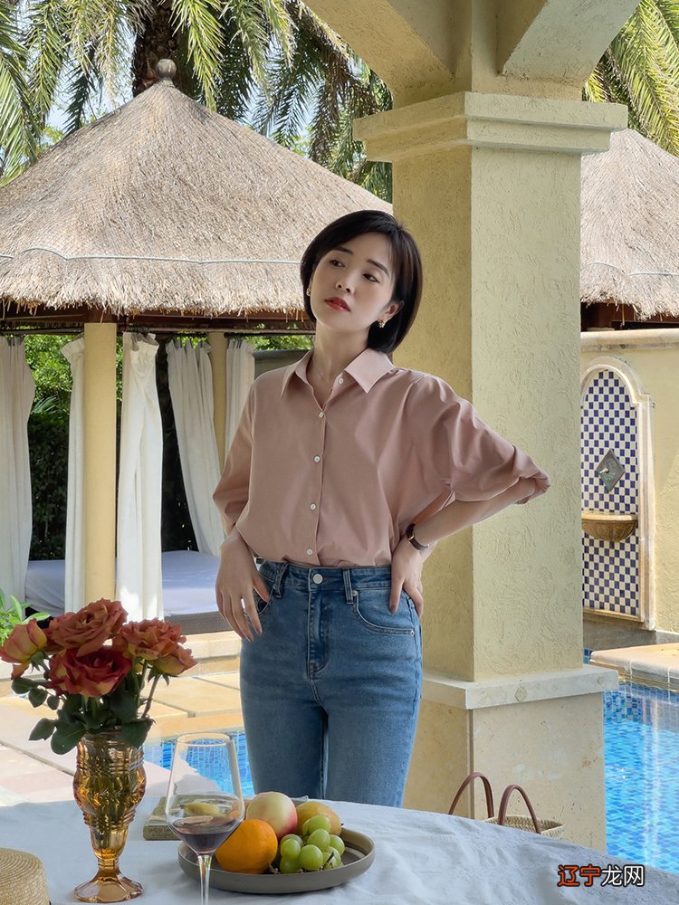 夏日穿搭，一件“衬衫”就能搞定，搭配半身裙或者牛仔裤，超好看