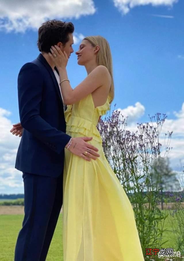 贝克汉姆长子和娇妻秀恩爱,两人同穿低腰裤秀身材,效果却大不同