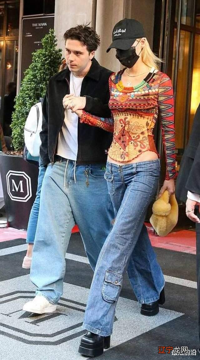 贝克汉姆长子和娇妻秀恩爱,两人同穿低腰裤秀身材,效果却大不同