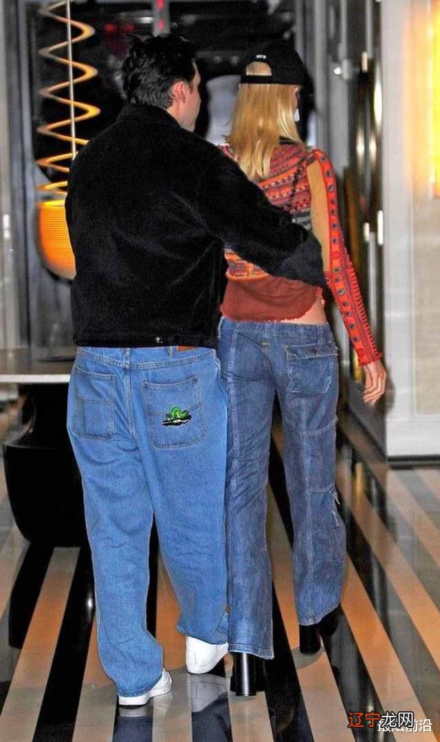 贝克汉姆长子和娇妻秀恩爱,两人同穿低腰裤秀身材,效果却大不同