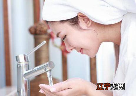 哪些错误的洗脸方法 会让脸加速变老十岁