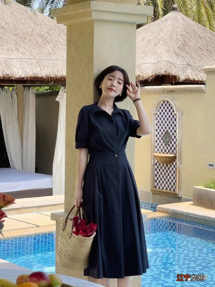 奔三奔四的女人，裙子应该穿“松”还是穿“紧”？看完这5套就懂