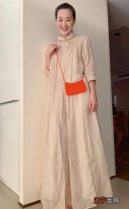 林依轮超模老婆太有气质！无惧素颜走机场，穿粗布麻衣也难掩高级