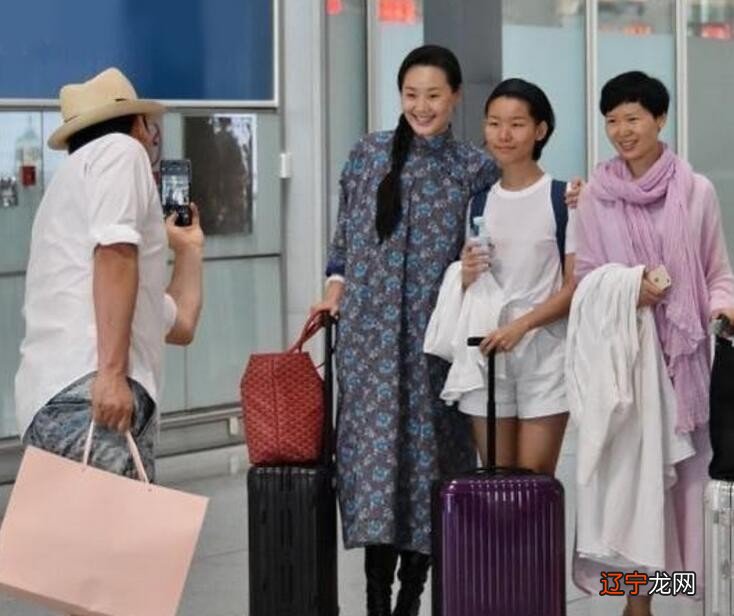 林依轮超模老婆太有气质!无惧素颜走机场,穿粗布麻衣也难掩高级