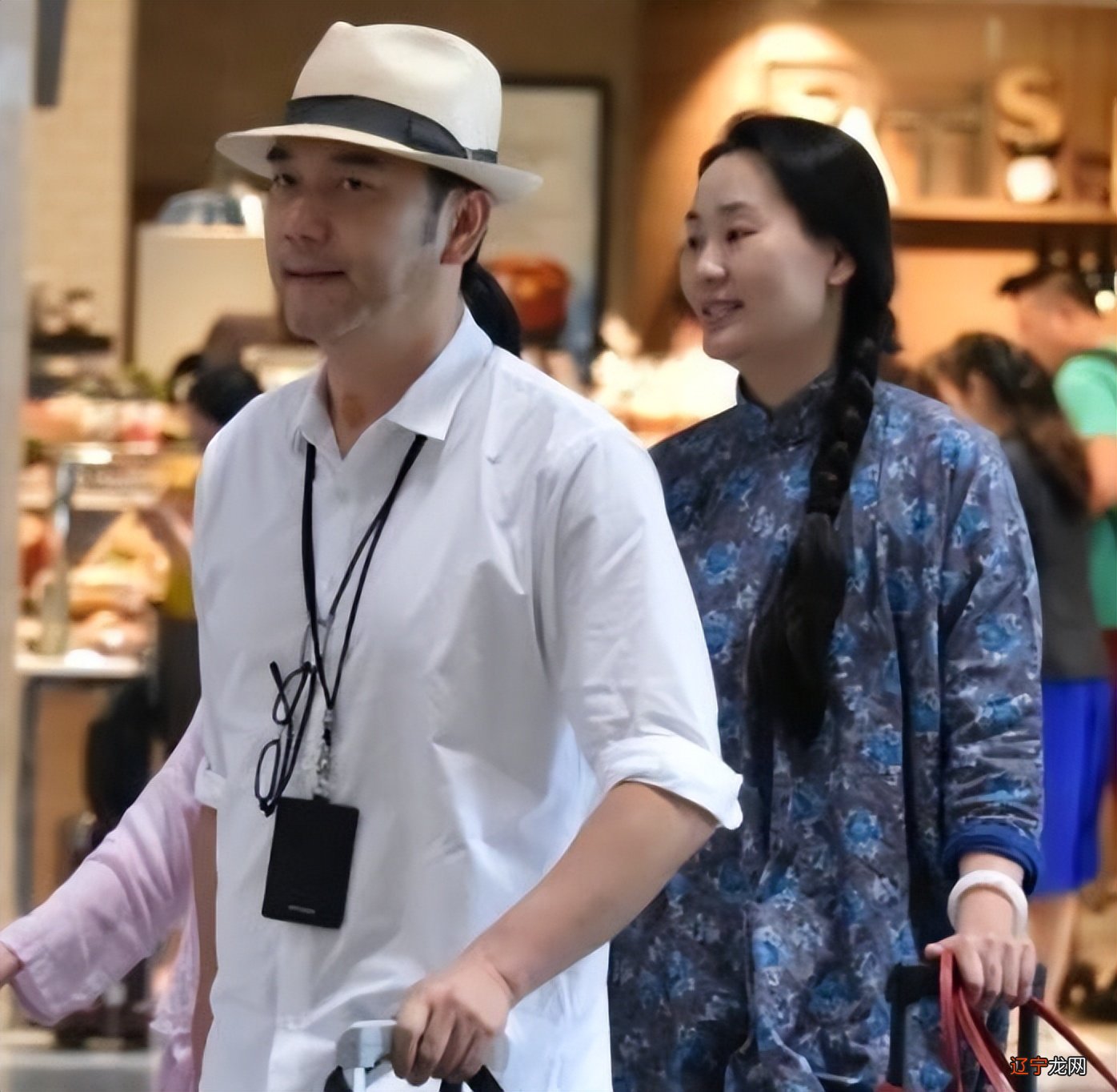 林依轮超模老婆太有气质!无惧素颜走机场,穿粗布麻衣也难掩高级