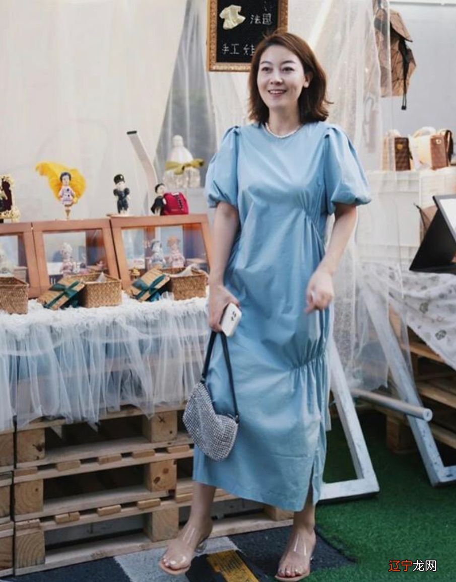 建议上了年纪的女人：衣服不艳、裤子不紧、鞋跟不高，优雅又体面