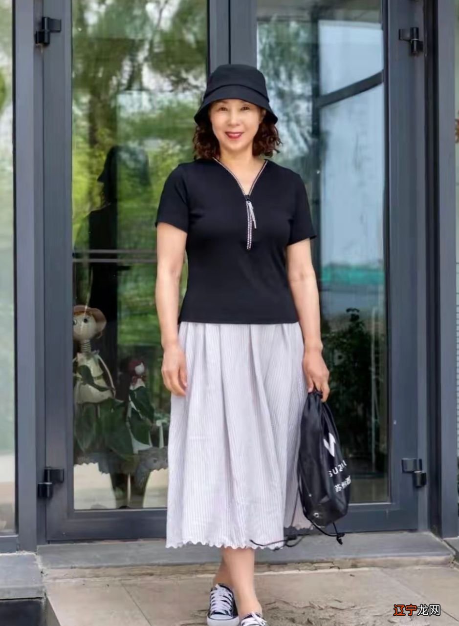 建议上了年纪的女人：衣服不艳、裤子不紧、鞋跟不高，优雅又体面