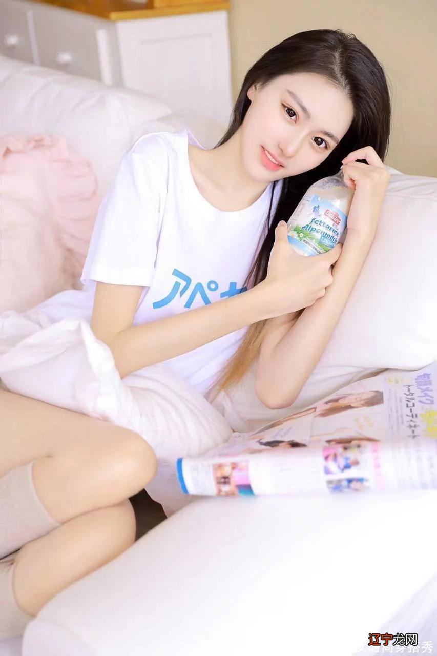 简约百搭的白色T恤衫 搭配浅色的牛仔短裤 宅在家里哪也不想去