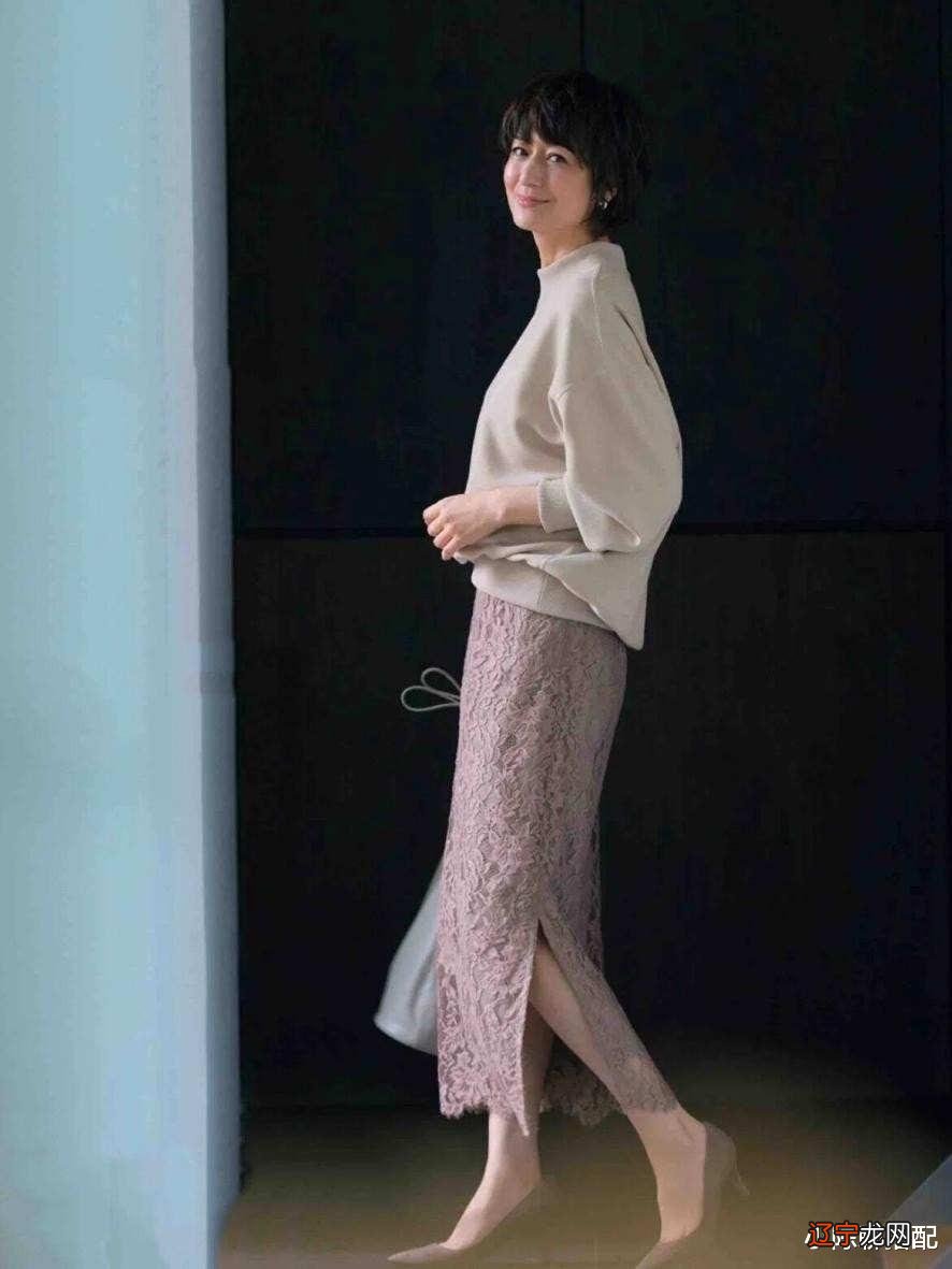 建议50岁女人：裤子穿宽、裙子过膝、鞋子带跟，简洁大方才优雅