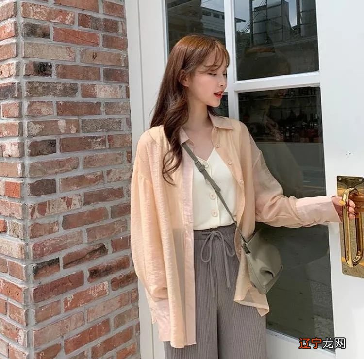 夏天穿衬衫，既可以搭配裤子，又可以搭配半身裙，大方时髦显气质