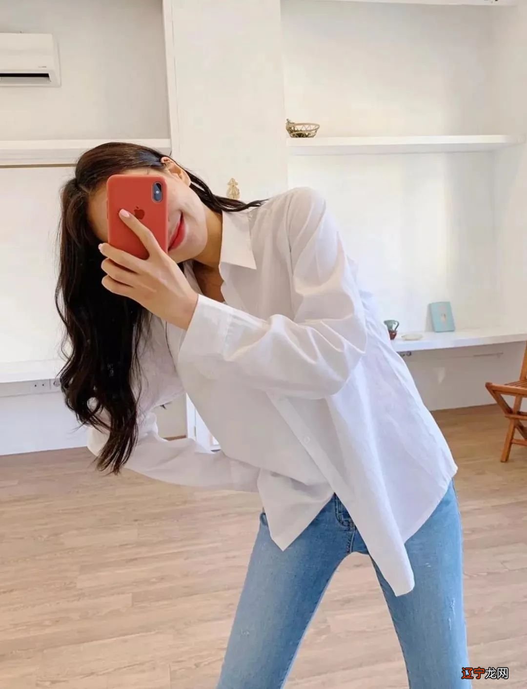 夏天穿衬衫，既可以搭配裤子，又可以搭配半身裙，大方时髦显气质