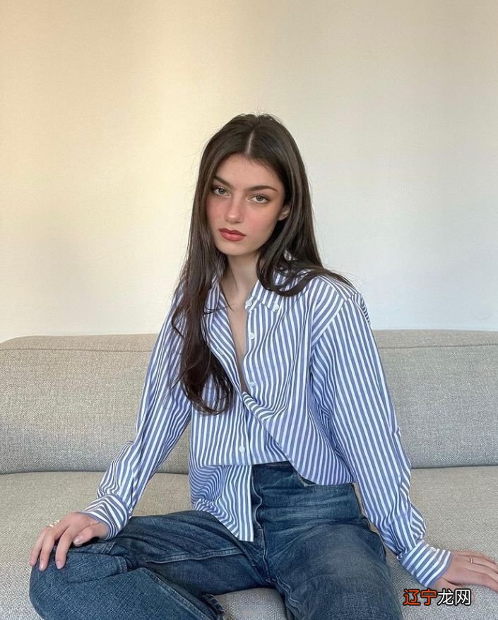 夏天穿衬衫，既可以搭配裤子，又可以搭配半身裙，大方时髦显气质