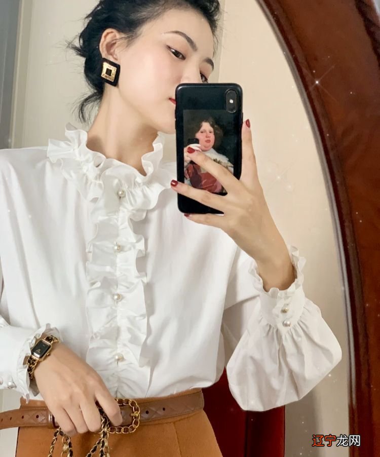 夏天穿衬衫，既可以搭配裤子，又可以搭配半身裙，大方时髦显气质