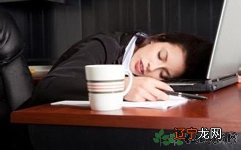 男孩牵手失明母亲 生活中该如何保护眼睛