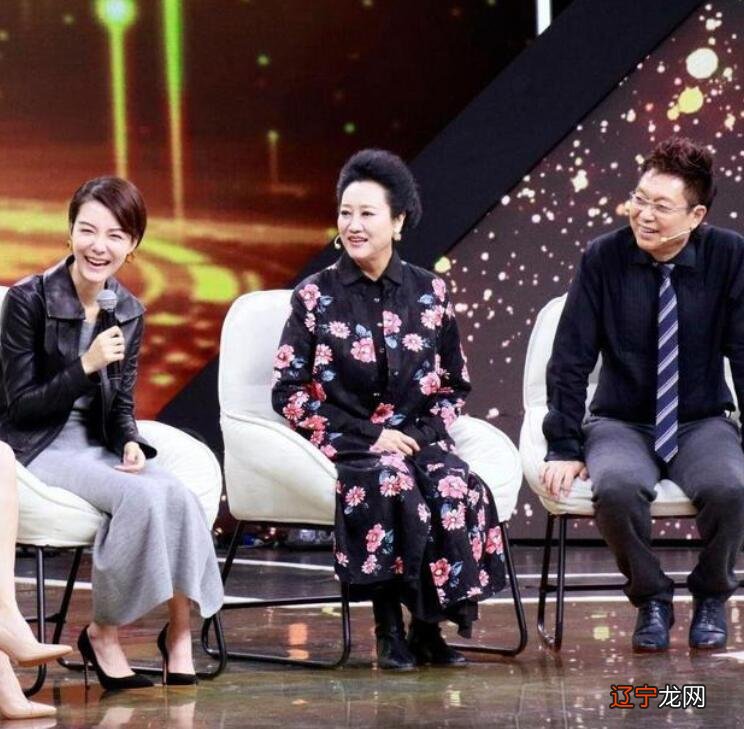 车晓母女罕见合体,穿皮衣配裙装简约知性,妈妈花哨打扮更抢镜