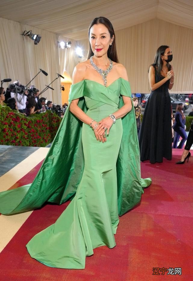 杨紫琼虽然年纪不小了，但穿上礼服依旧优雅，身材保持得太好了