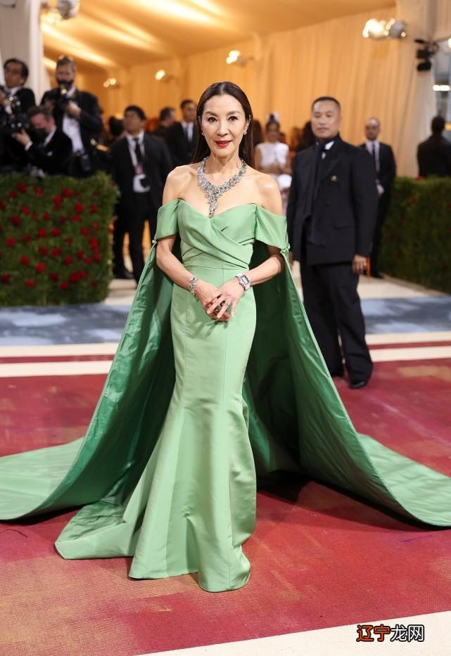 杨紫琼虽然年纪不小了，但穿上礼服依旧优雅，身材保持得太好了