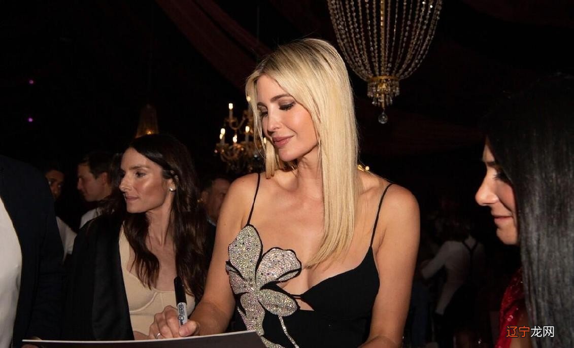 伊万卡不当第一千金也有名媛气质,吊带裙显出高挑身形,挺抢眼的