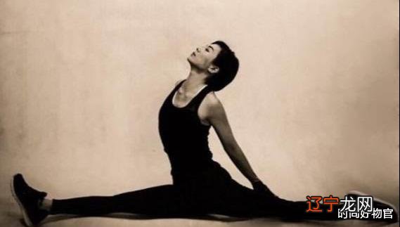 火过黎姿蔡少芬，今50岁却仍单身？秀健身照遭骂：不穿也没人看！